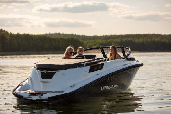 Corsiva 625 Tender 25 HK Yamaha/Udstyr