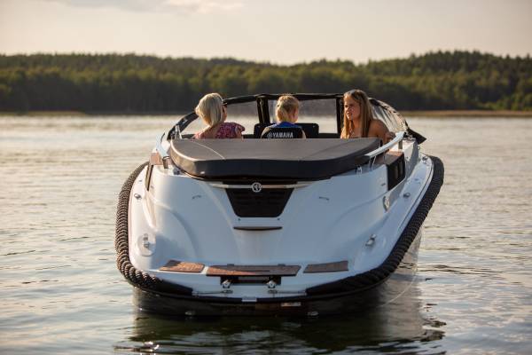 Corsiva 625 Tender 25 HK Yamaha/Udstyr